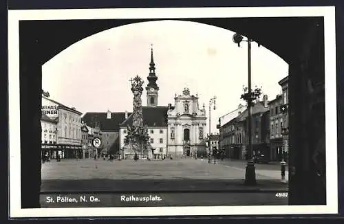 AK St. Pölten, Rathausplatz mit Denkmal durch Tor gesehen