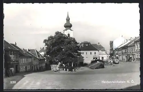 AK Heidenreichstein /N. Ö., Strassenpartie mit Geschäften und Rathaus