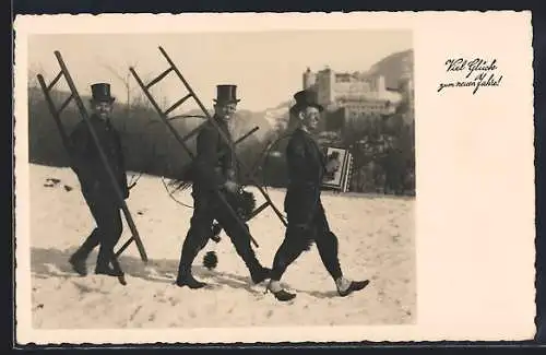 AK Schornsteinfeger laufen mit Leitern durch den Schnee, Neujahrsgruss