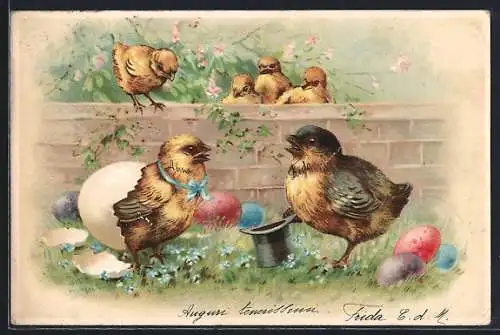 Lithographie Osterküken mit bunten Ostereiern vor einer Mauer