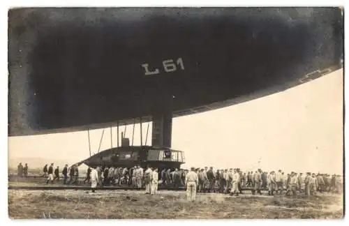 Fotografie 1.WK, Militär-Luftschiff Zeppelin L61 & Luftschiffer Bodenpersonal kurz nach dem Landemanöver