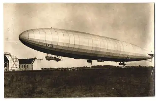 Fotografie Luftschiff Zerppelin LZ113 vor Luftschiffhalle, Dieser Zeppelin ging 1920 nach Frankreich als Reparatur