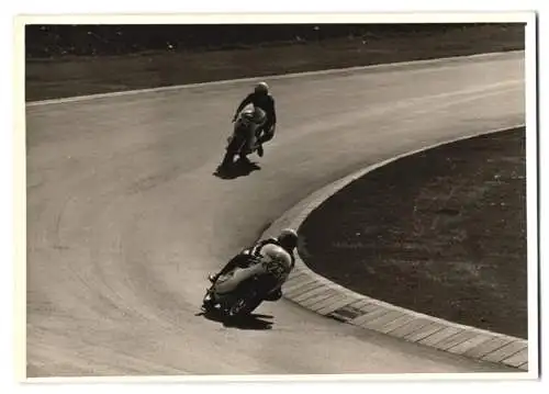 22 Fotografien Nürburgring Motorrad-Rennen, Rennmotorrad mit & ohne Seitenwagen in verschiedenen Rennszenen