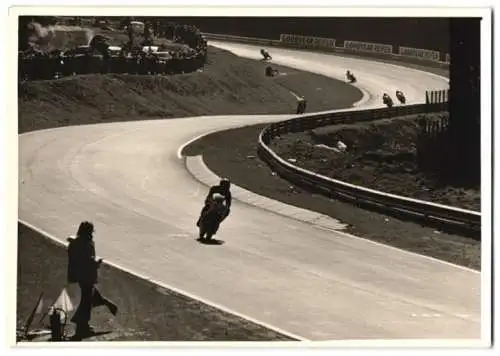 22 Fotografien Nürburgring Motorrad-Rennen, Rennmotorrad mit & ohne Seitenwagen in verschiedenen Rennszenen