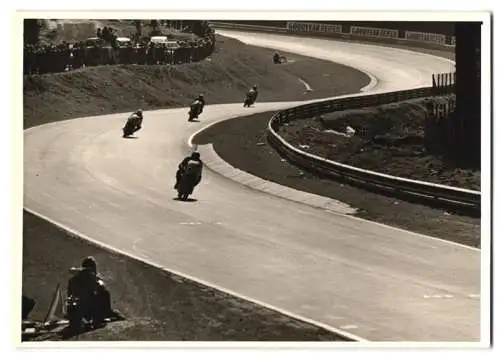 22 Fotografien Nürburgring Motorrad-Rennen, Rennmotorrad mit & ohne Seitenwagen in verschiedenen Rennszenen