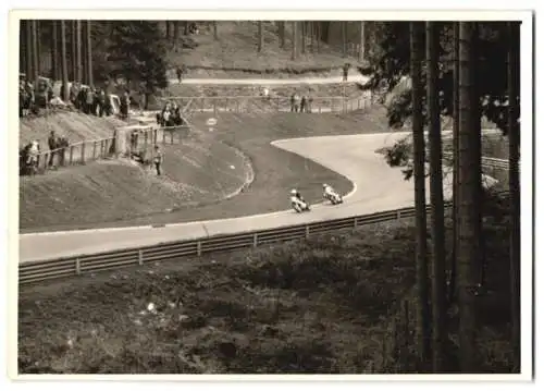 22 Fotografien Nürburgring Motorrad-Rennen, Rennmotorrad mit & ohne Seitenwagen in verschiedenen Rennszenen