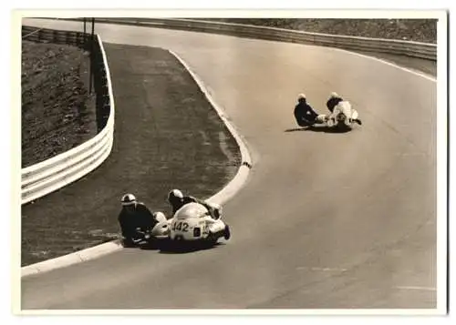 22 Fotografien Nürburgring Motorrad-Rennen, Rennmotorrad mit & ohne Seitenwagen in verschiedenen Rennszenen