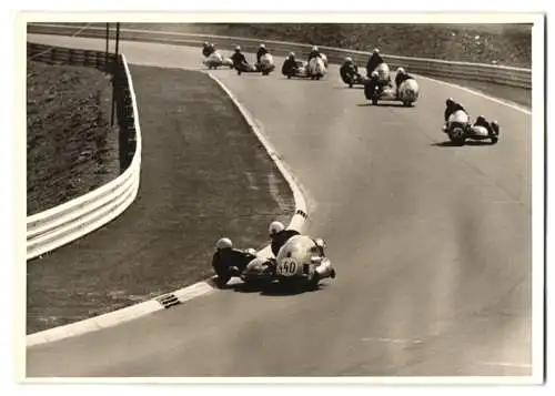 22 Fotografien Nürburgring Motorrad-Rennen, Rennmotorrad mit & ohne Seitenwagen in verschiedenen Rennszenen