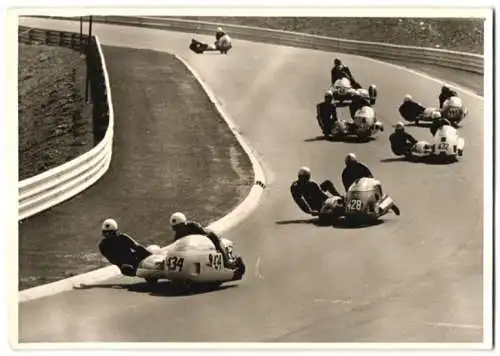 22 Fotografien Nürburgring Motorrad-Rennen, Rennmotorrad mit & ohne Seitenwagen in verschiedenen Rennszenen