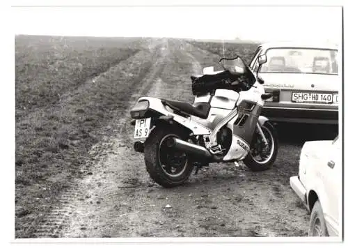 17 Fotografien Motorrad Suzuki GSX 1100 F, Motorrad-Treffen mit Chopper in Niedersachsen, Werkstatt-Szenen u.a.