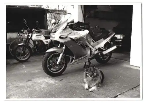 17 Fotografien Motorrad Suzuki GSX 1100 F, Motorrad-Treffen mit Chopper in Niedersachsen, Werkstatt-Szenen u.a.