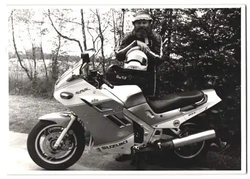 17 Fotografien Motorrad Suzuki GSX 1100 F, Motorrad-Treffen mit Chopper in Niedersachsen, Werkstatt-Szenen u.a.