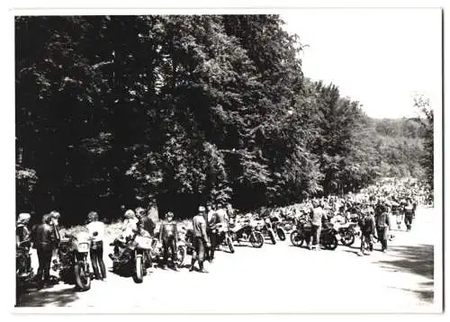 17 Fotografien Motorrad Suzuki GSX 1100 F, Motorrad-Treffen mit Chopper in Niedersachsen, Werkstatt-Szenen u.a.