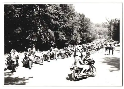 17 Fotografien Motorrad Suzuki GSX 1100 F, Motorrad-Treffen mit Chopper in Niedersachsen, Werkstatt-Szenen u.a.