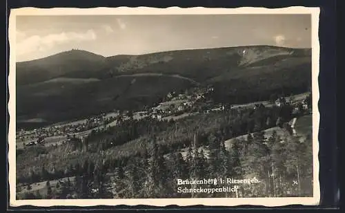 AK Brückenberg i. Riesengebirge, Totalansicht von der Schneekoppe aus