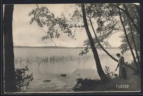 AK Fureso, Spaziergängerin am Ufer