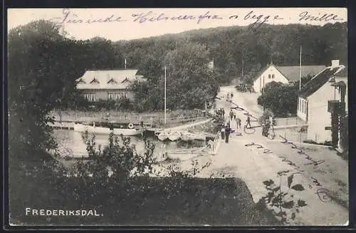 AK Frederiksdal, Strassenpartie mit Brücke