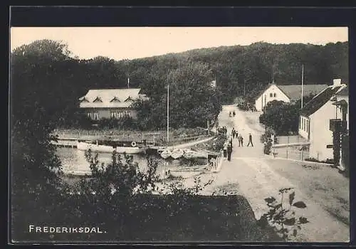 AK Frederiksdal, Strassenpartie mit Brücke