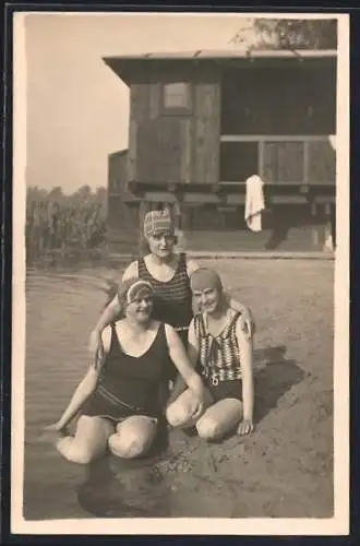 Foto-AK Drei junge Damen in Badeanzügen an einem Strand