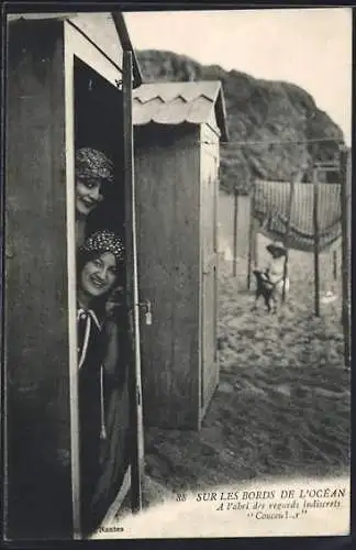 AK Zwei junge Damen im Badehäuschen am Strand