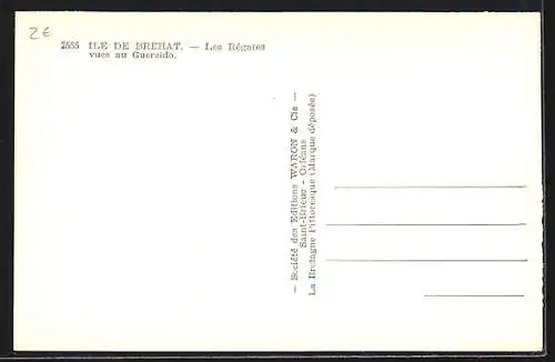 AK Ile de Brehat, Touristen in Strandkleidung blicken auf Boote im Meer