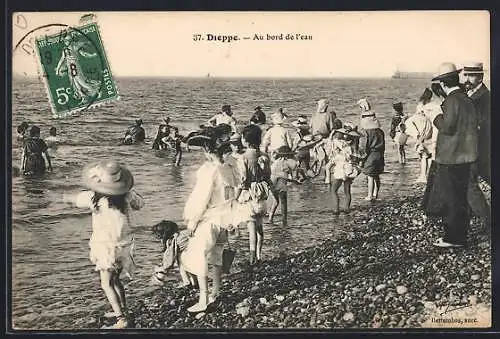 AK Dieppe, Au bord de l`eau, Badeanzug, Strandkleidung