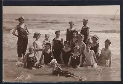 Foto-AK Damen und Kinder in Badeanzügen im flachen Wasser