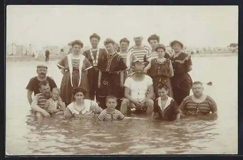 Foto-AK Urlaubergruppe in Badekleidung im Wasser