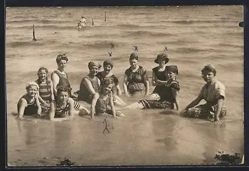 AK Damen und Kinder in Badeanzügen im flachen Wasser