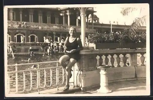 Foto-AK Junge Dame im Badeanzug auf der Terrasse in einem Bad