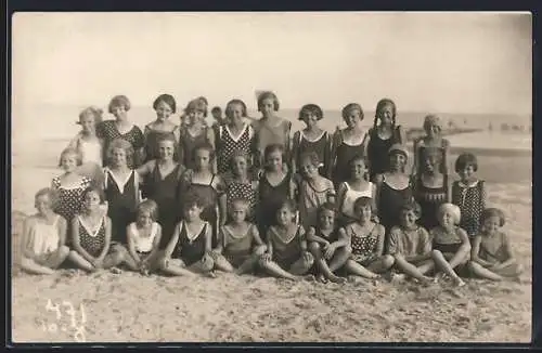 Foto-AK Mädchengruppe in Badeanzügen am Strand