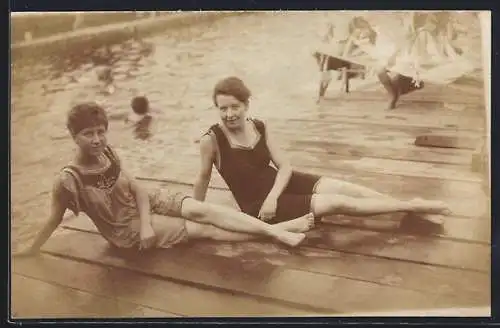 Foto-AK Zwei junge Damen in Badeanzügen auf einem Holzsteg am Wasser