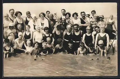 Foto-AK Urlauber in Badeanzügen im flachen Wasser