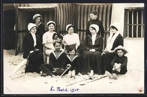 Foto-AK Gruppe in Sommerkleidung am Strand, 1910