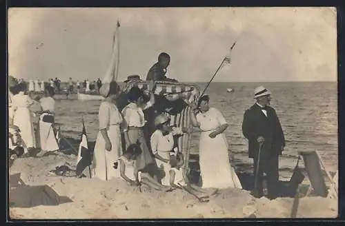 Foto-AK Urlauber in Sommerkleidung an einem Strandkorb am Wasser