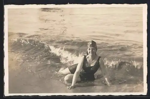 Foto-AK Junge Dame im Badeanzug mit Badekappe im flachen Wasser, 1928