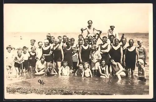 Foto-AK Heiligenhafen, Urlaubergruppe in Badeanzuügen im flachen Wasser, 1929