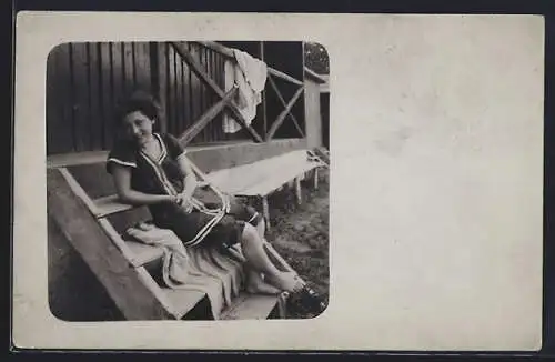 Foto-AK Junge Dame im Strandkleid auf der Treppe eines Badehäuschens