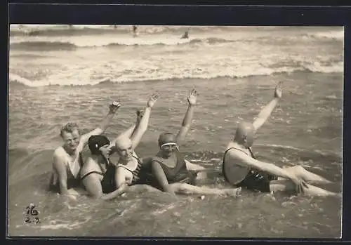 Foto-AK Ahlbeck, Lustige Gruppe in Badeanzügen, sitzend im Wasser