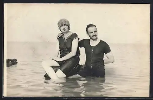 Foto-AK Junges Paar in Badeanzügen im Wasser