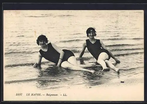 AK A la Mer, Beigneuses, Zwei Damen in Badeanzügen am Strand