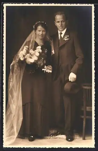 Foto-AK Hochzeitspaar in schwarz, die Braut mit weissem Schleier