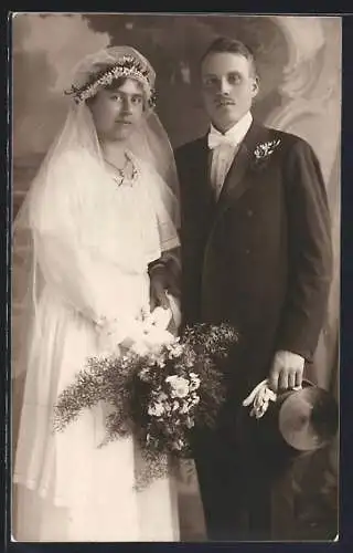 Foto-AK Rudolf Eibler im Anzug nebst seiner Frau im Brautkleid, Hochzeit