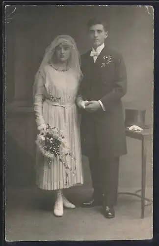 Foto-AK Braut im weissen Kleid mit ihrem Bräutigam, Hochzeit