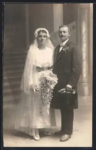 Foto-AK Braut im weissen Kleid mit Bouquet neben ihrem Bräutigam im Anzug, Hochzeit