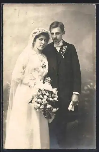 Foto-AK Braut im weissen Kleid mit Bouquet neben ihrem Bräutigam im Anzug, Hochzeit