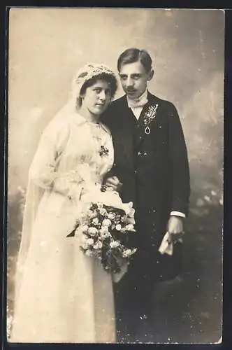 Foto-AK Braut im weissen Kleid mit Bouquet neben ihrem Bräutigam im Anzug, Hochzeit