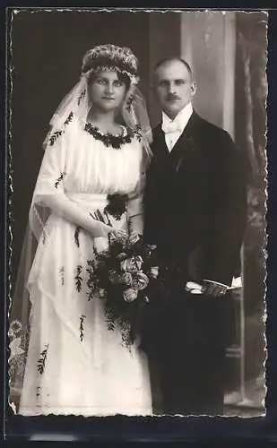 Foto-AK Braut im weissen Kleid mit Bouquet neben ihrem Bräutigam im Anzug, Hochzeit