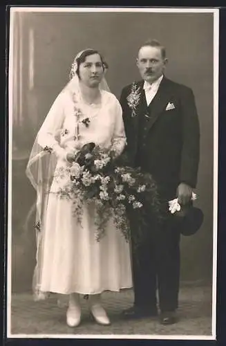 Foto-AK Braut im weissen Kleid mit Bouquet neben ihrem Bräutigam Leopold Berger im Anzug, Hochzeit