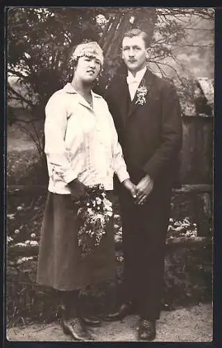 Foto-AK Bräutigam im Anzug neben seiner Braut in weisser Bluse und dunklem Rock, Hochzeit